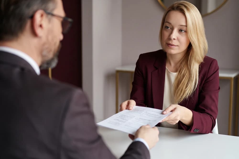 Klant overhandigt officieel document aan beëdigd vertaler